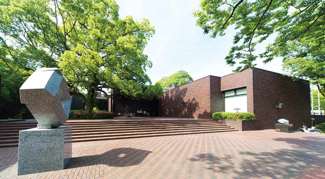 美術館 徒歩2分の場所に二の丸公園や熊本県立美術館があります